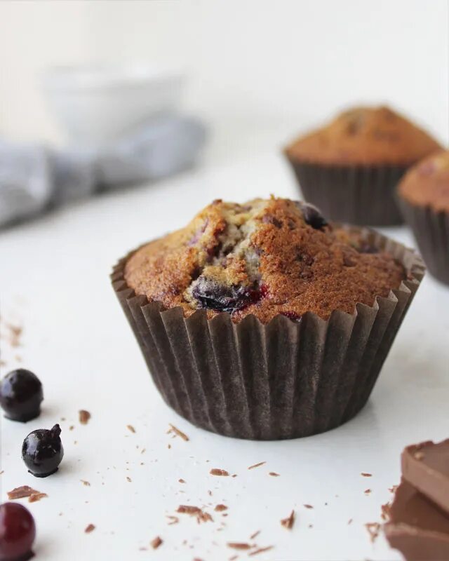 черный кекс. черное пирожное. черные маффины. шоколадные кексы в силиконовых формочках. черный кекс.