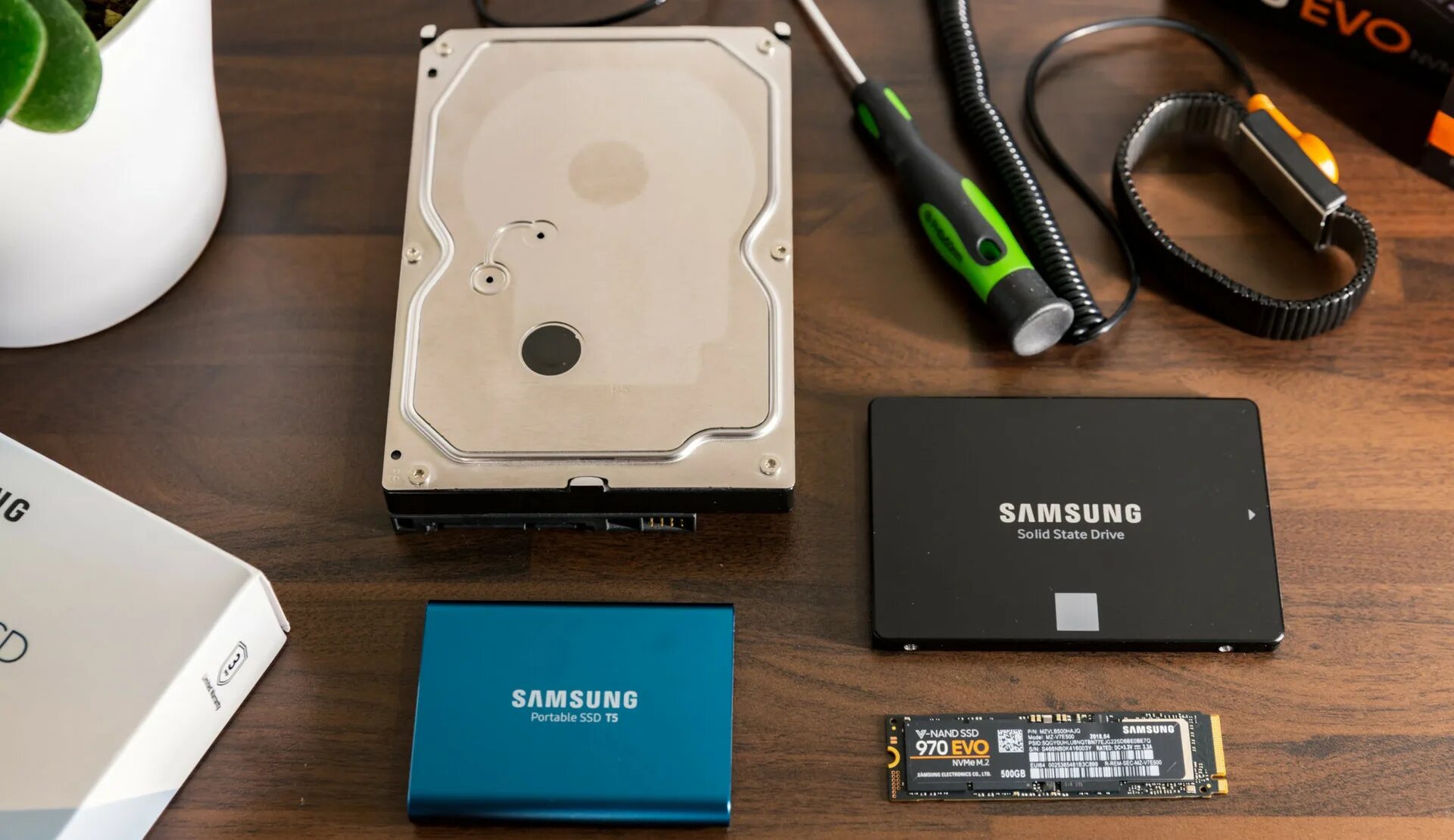 Чем отличается ssd от hdd внешний диск. Samsung m2 hdd. ssd hard disk. ssd b hdd. ssd samsung mvp.