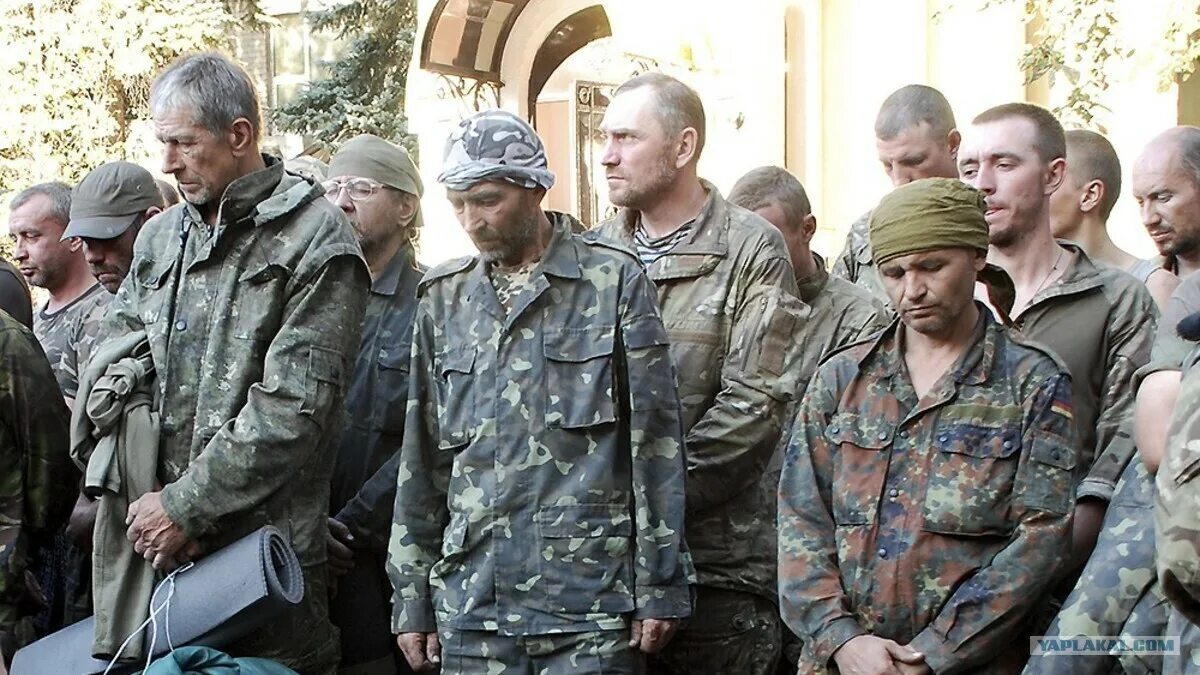 Пленные всу на украине 2022. Всу в красном лимане. 1941 колонна пленных киевский котел. Лагерь советских военнопленных 1941. Где содержатся военнопленные.