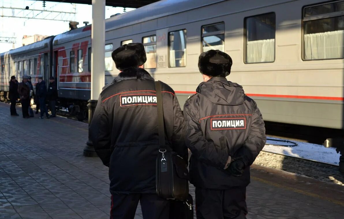 Транспортная полиция. Полицейский на вокзале. Полиция на вокзале. Полиция в поезде.