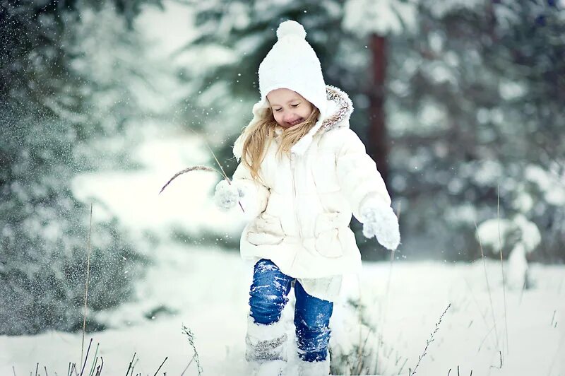Зима для детей. Дети зимой. Детская фотосессия в зимнем лесу. Зимняя девочка.