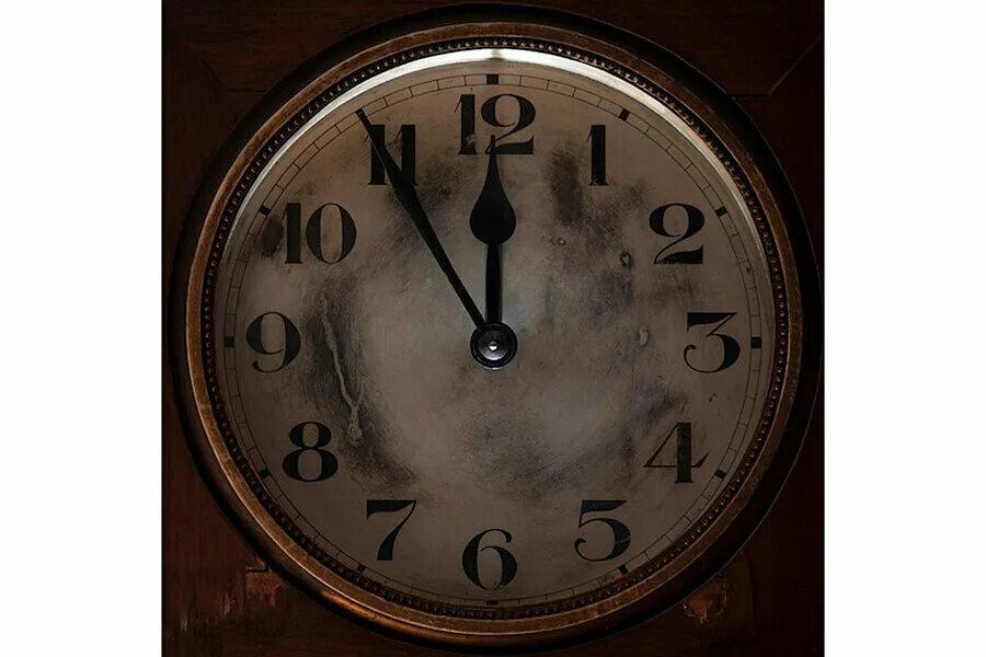 Часы одесских. Часы полночь. Старинные часы полночь. Полночь на часах фото. Советские часы которые показывают полночь.
