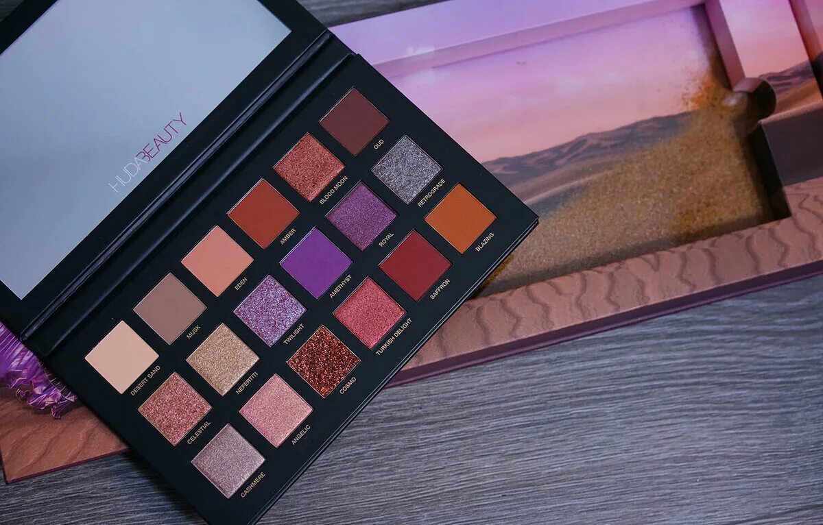 Палетка худа бьюти. Худа бьюти палетка. палетка теней huda beauty. палетка теней huda beauty desert dusk palette. худа бьюти палетка теней desert dusk.