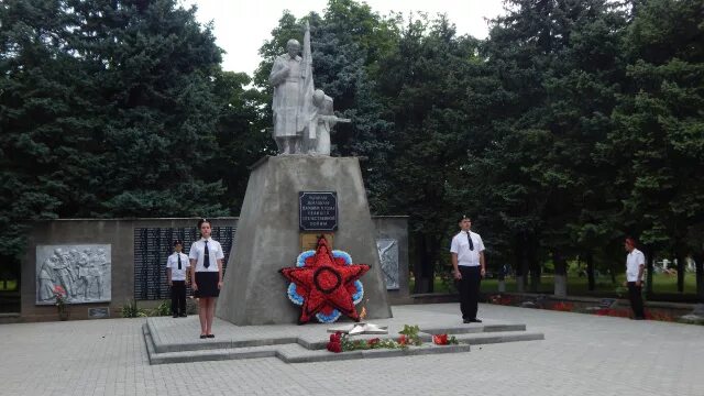 Вечный огонь станица Ленинградская. Копанская Ейский район Краснодарский край. Станица Копанская Ейского района. Памятник вечный огонь в ст Ленинградской Краснодарского кр.