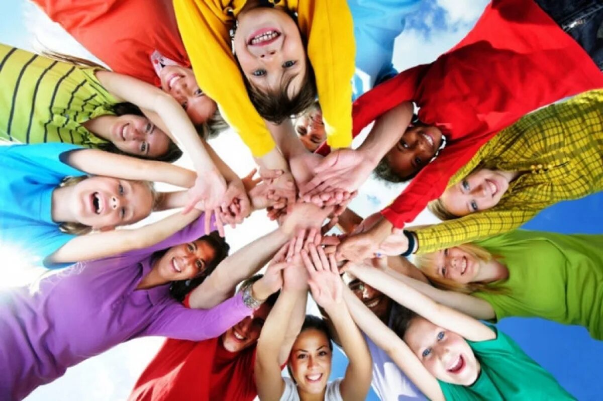 психологический тренинг для студентов. радостные люди на природе. ребенок в обществе. креативный коллектив. друзья со спины.