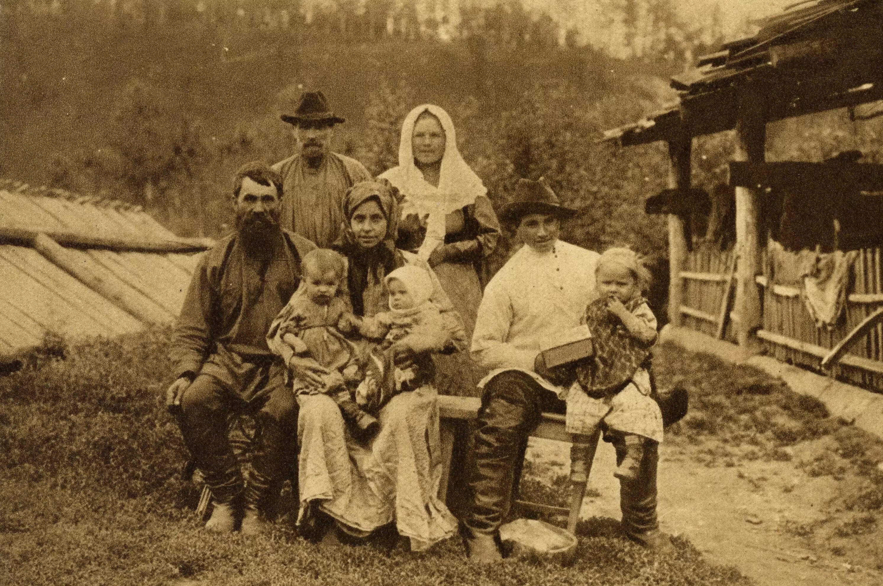 Переселенческая община. Семья старожилов староверов на р. Мане. Русские крестьяне 19 века. Переселенцы 19 века Енисейской губернии. Крестьянин Бессарабская Губерния 19 век.