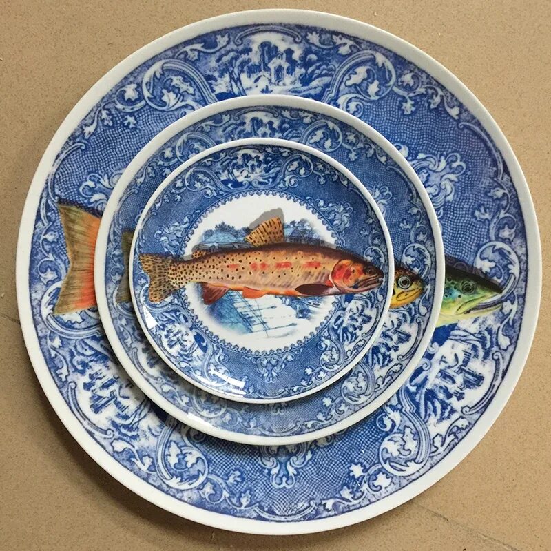 Интересная тарелка. Тарелка с рыбками. Рыба на тарелке. Рыба тарелочка. Интересные тарелки.