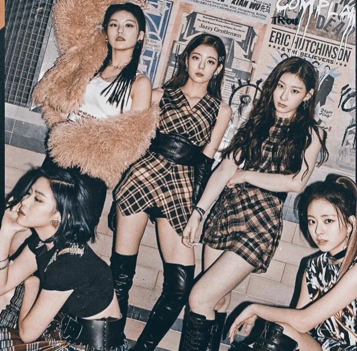 Итзи минус. Итзи участницы loco. k pop группа itzy. итзи эра ваннаби. итзи кпоп группа.