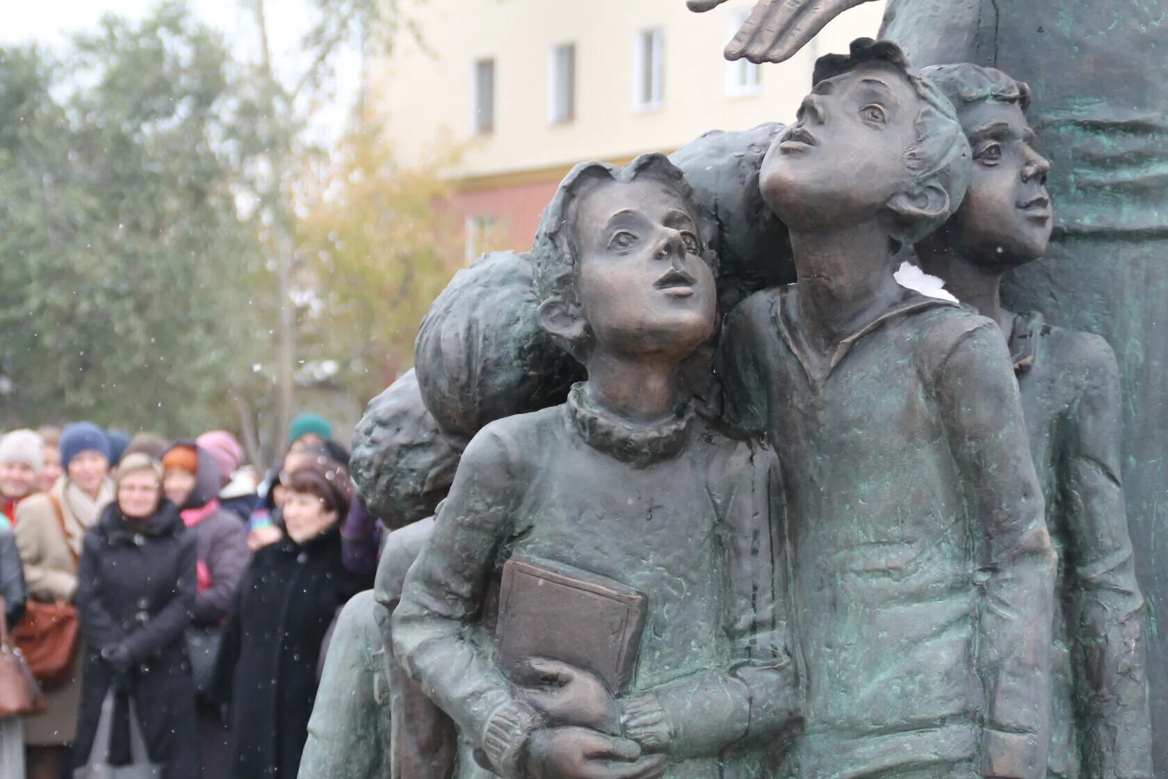 Фото: Памятник учителю, жанровая скульптура, Иркутск, улица Нижняя Набережная - 