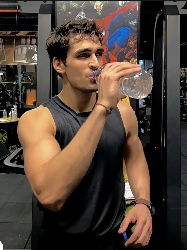 Мерт рамазан демир друзья. Мерт демир. мерт разаман демир. мерт рамазан демир актёр.