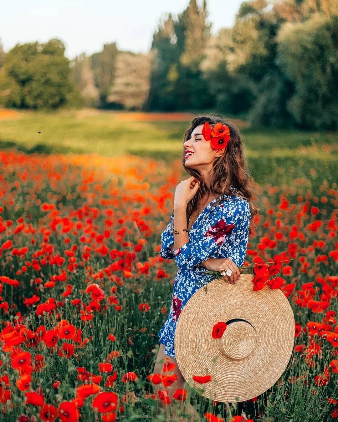 Фотосессия в поле маков. Платье для фотосессии в маках. Маковое поле девушка. Фото в маках идеи. Фото в маках идеи.