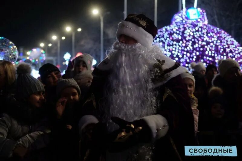 Дед мороз в новогоднюю ночь в курске на театральной площади. Саратов скульптура деда мороза на театральной площади. Дедов курск. Дед мороз на театральной площади. Парад деда мороза в краснодаре.