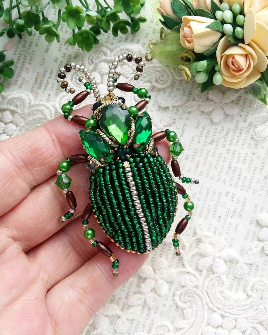 Ювелирная аметистовая брошь жук. Жук скарабей украшение. Жук из бисера. Брошь жук скарабей. Жук из бисера.