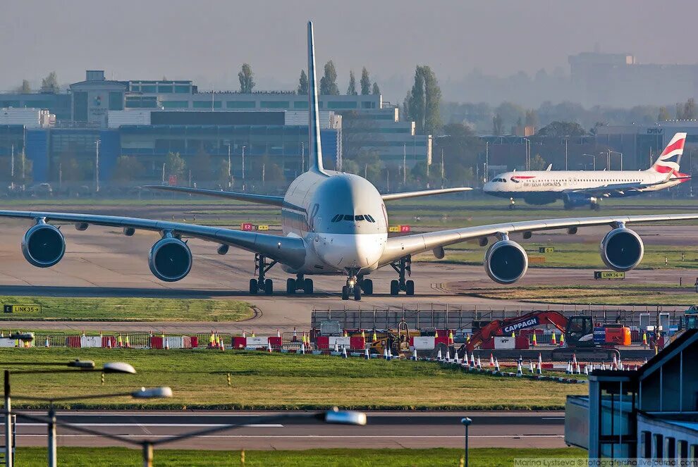 Airbus a380. Эйрбас 380. Самолёт Airbus a380. Аэробус а380 двухпалубный. Самолёт Аирбас а380.