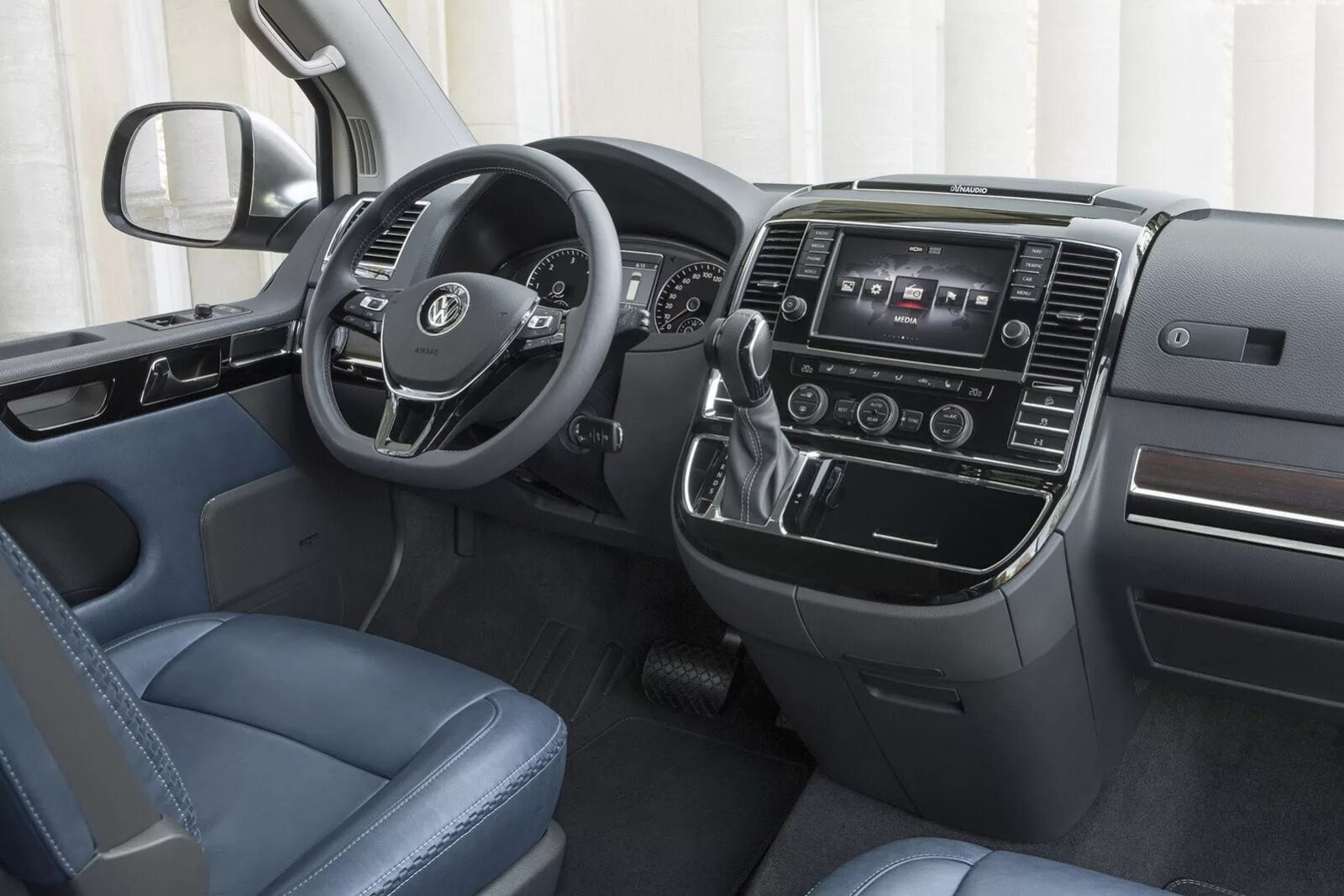 Т 6 2014. Фольксваген Мультивен 2017 салон. Volkswagen Multivan t6 салон. Volkswagen Multivan t5 2014 салон. Volkswagen Caravelle t5 салон.