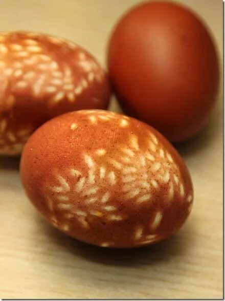 Можно ли красить коричневые яйца. Коричневые яйца покрасить. Крашеные коричневые яйца. Красим коричневые яйца. Готовые Покрашенные коричневые яйца.