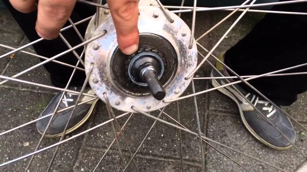 Закрепить переднее колесо на велосипеде. Тормоз роллерный Shimano c6000 передний. Передний роллерный тормоз c3000. Тормоз шимано барабанный. Барабанные роллерные тормоза велосипеда.