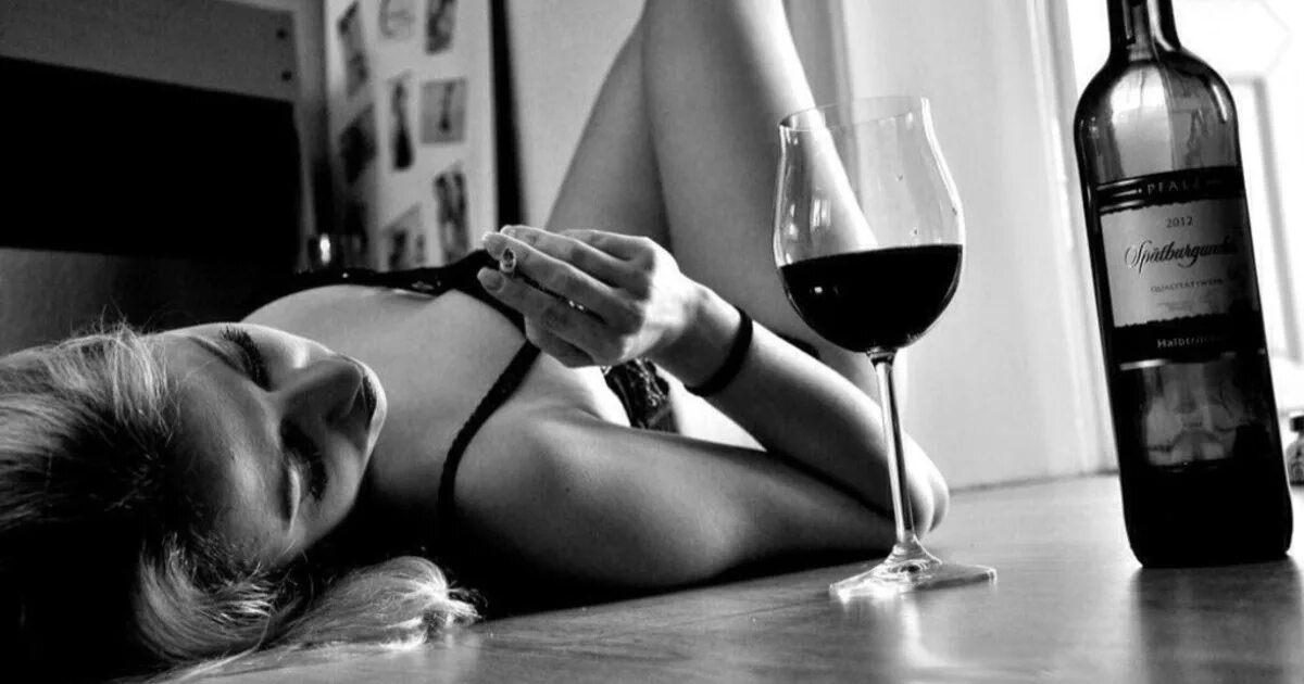 Девушка с двумя бокалами вина. Не зря я пью вино на склоне дня. Рингтон а там по барам пьют вино. Рингтон а там по барам пьют вино. Бокалы с шампанским.