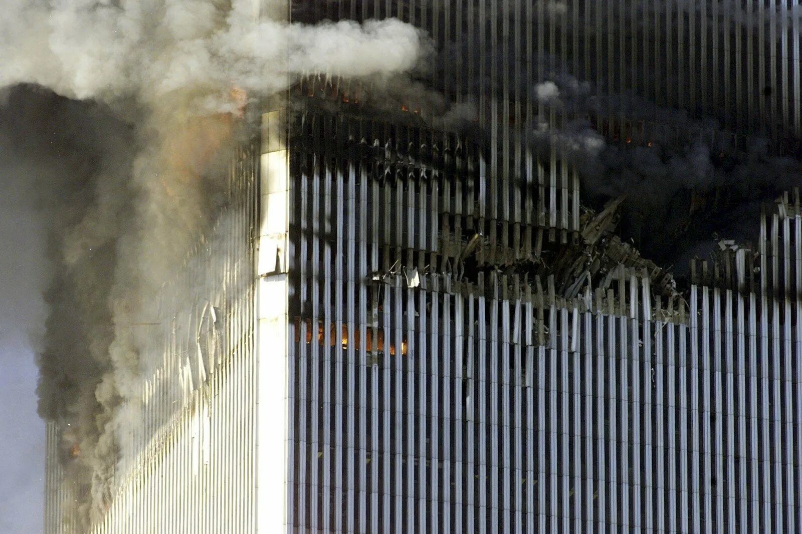 Какого числа башни близнецы. Башни-близнецы 11 сентября 2001. всемирный торговый центр башни близнецы 11 сентября. 11 сентября 2001 первый самолет.