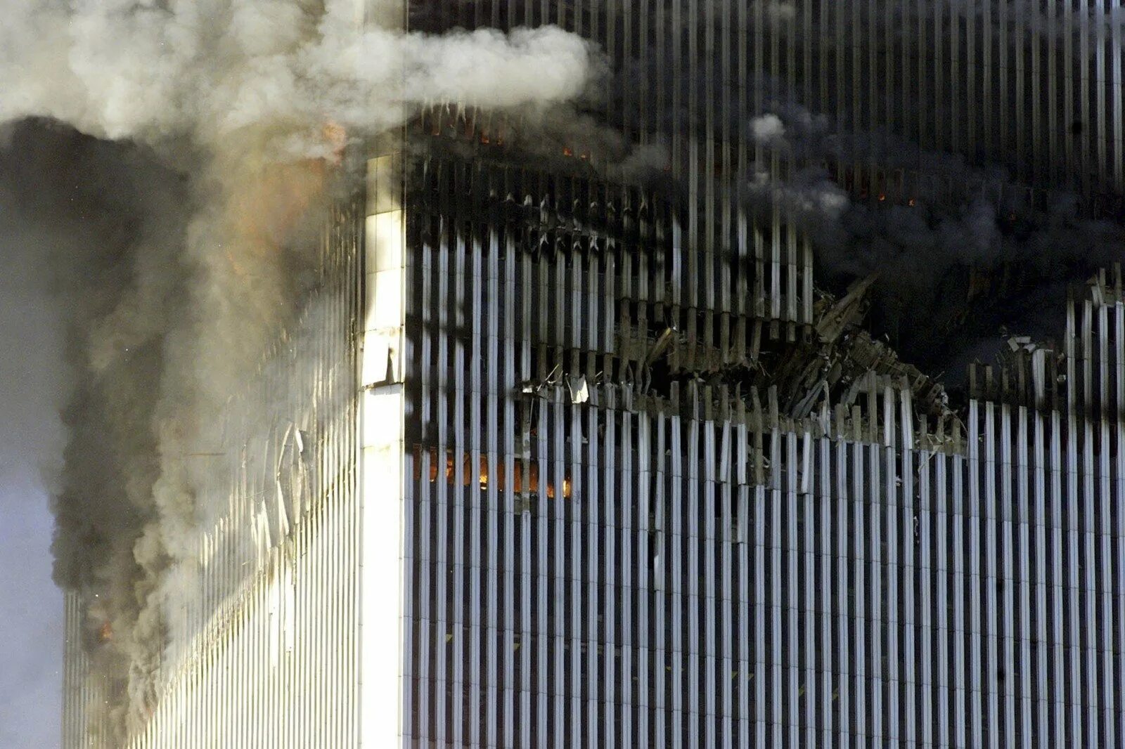 Башни-Близнецы 11 сентября 2001. Всемирный торговый центр башни Близнецы 11 сентября. 11 Сентября 2001 первый самолет. 11 Сентября 2001 внутри башен.