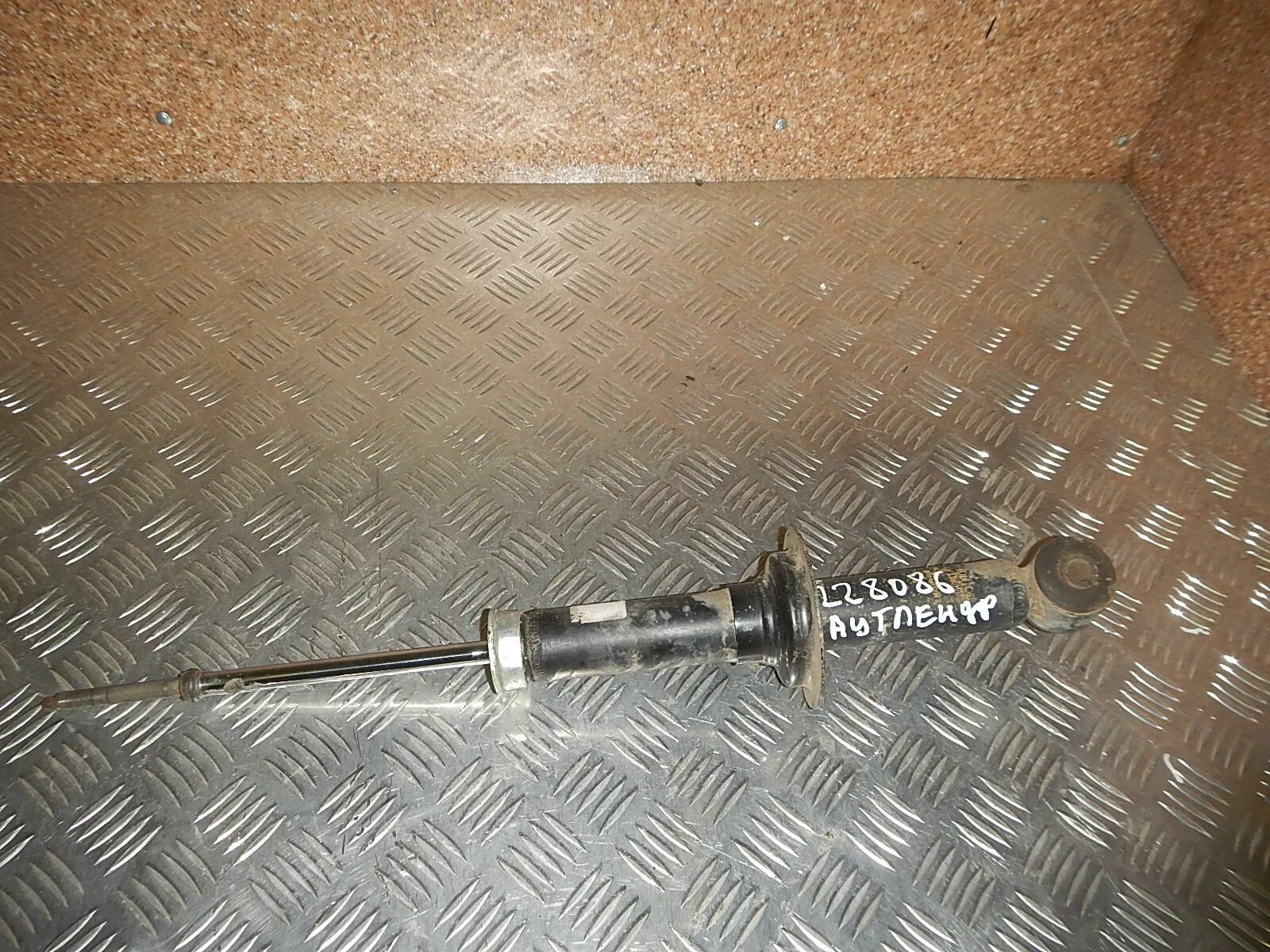 Амортизатор задний митсубиси аутлендер 3. Амортизатор задний аутлендер артикул. Задний амортизатор митсубиси аутлендер xl. Мицубиси аутлендер задние стойки амортизатора. Амортизатор задний аутлендер 3.