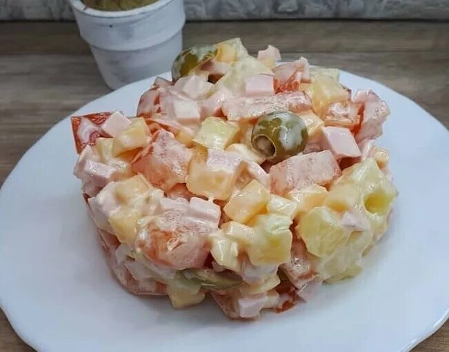 Салат наслаждение с курицей. Салат с ананасом и болгарским перцем. Салат курица ананас перец болгарский. Салат курица ананас перец болгарский. Салат с курицей и перцем.