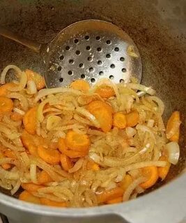 Мясо в казане с луком морковью