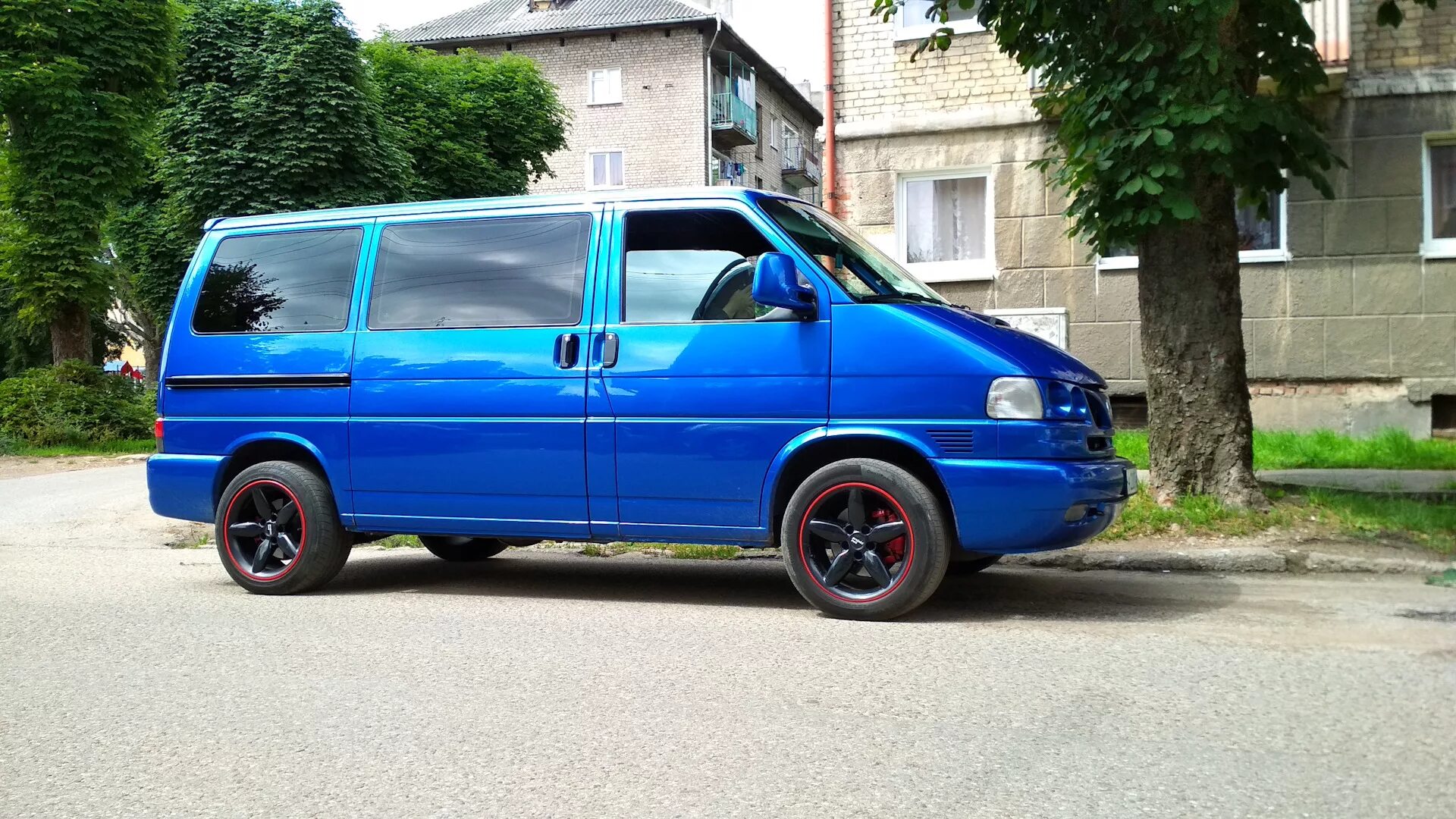 Фольксваген т4 б у. Фольксваген Транспортер т4. Volkswagen t4 Black. Фольксваген Транспортер т4 голубой]. Multivan t4 Tuning.