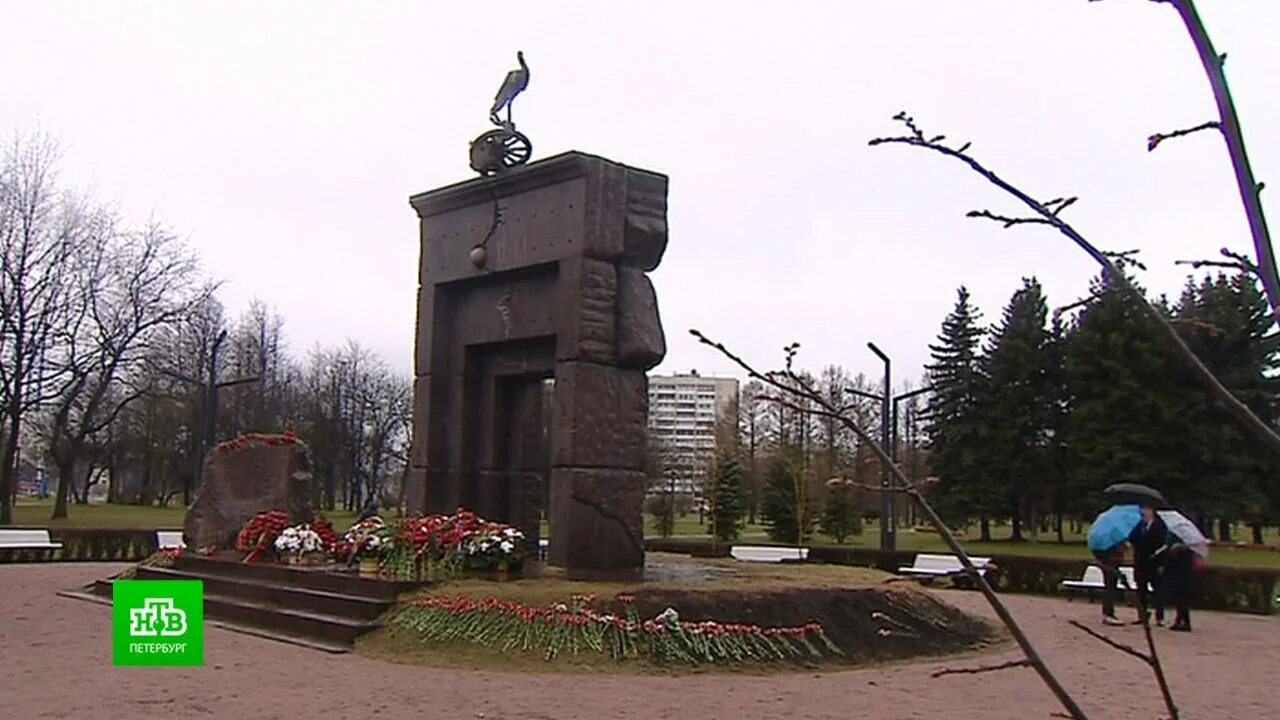 Аллея чернобыльцев Санкт-Петербург. Аллея чернобыльцев СПБ. Памятник в парке акад Сахарова в СПБ. Памятники в парке Академика Сахарова. Радиация спб