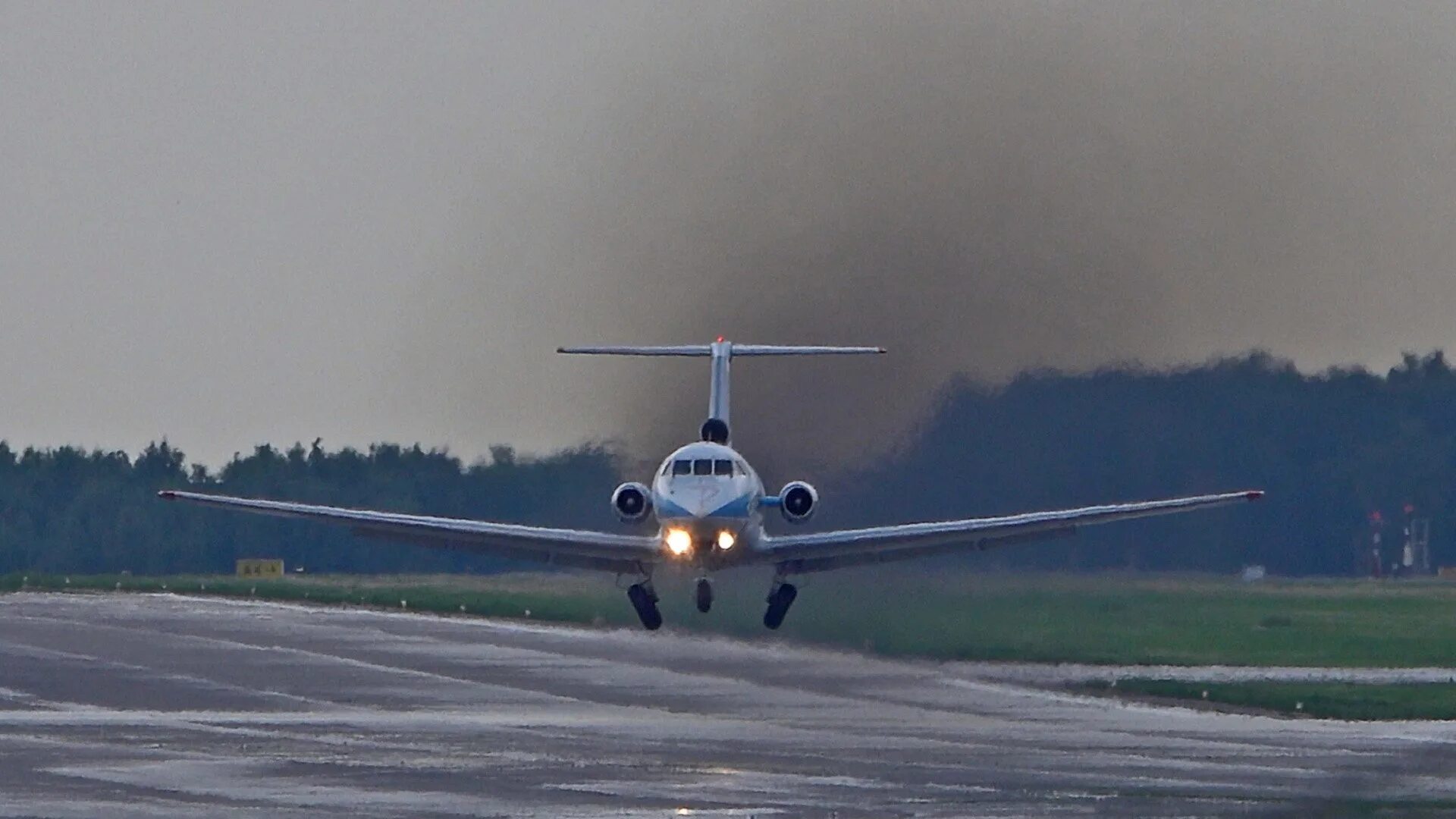 Взлет АН 148. Як-40 взлет. АН 148 30777. Приземление самолета. Можно самолеты видео