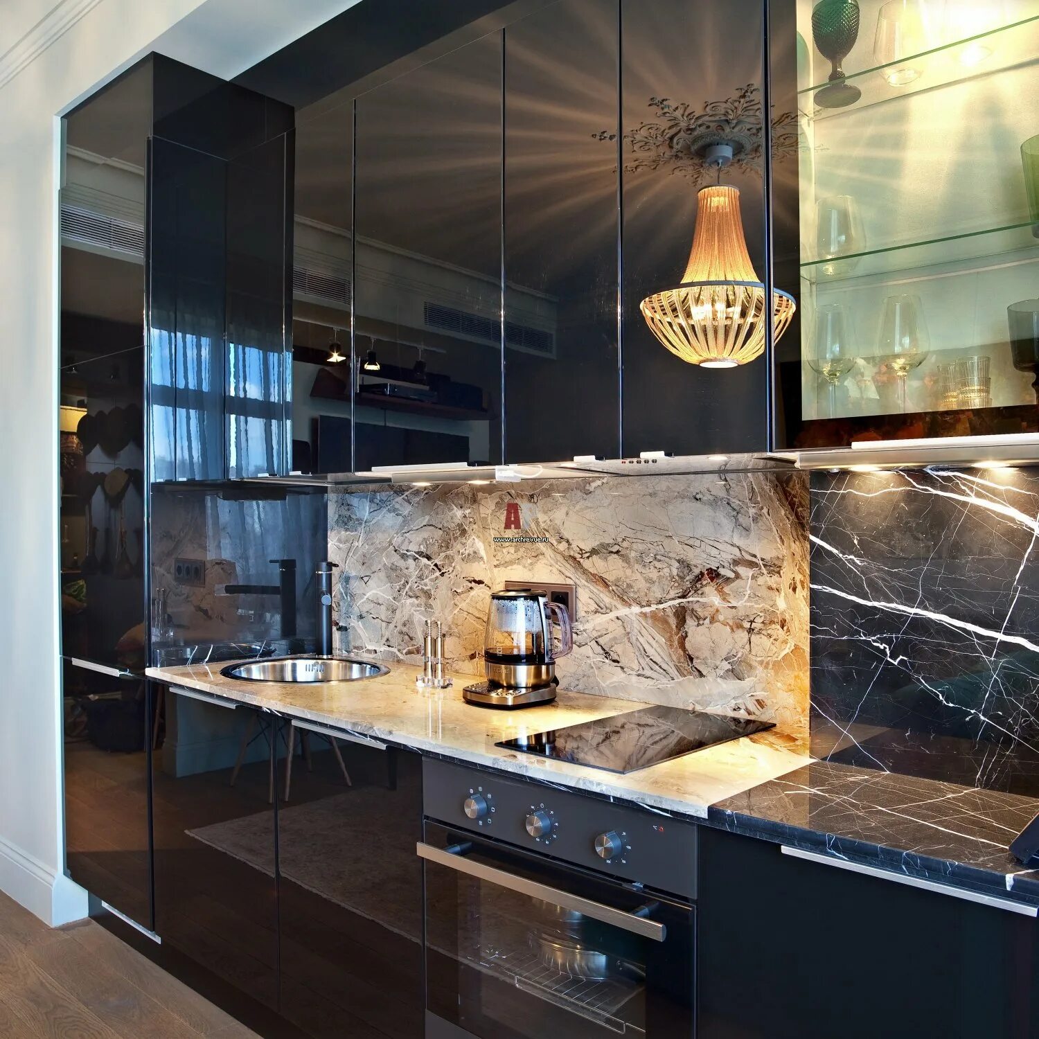 Калакатта микеланджело. Белая кухня с мраморным фартуком. Мрамор нуволато столешница слотекс. Кухня с мраморным фартуком. Фартуки для кухни под мрамор фото.