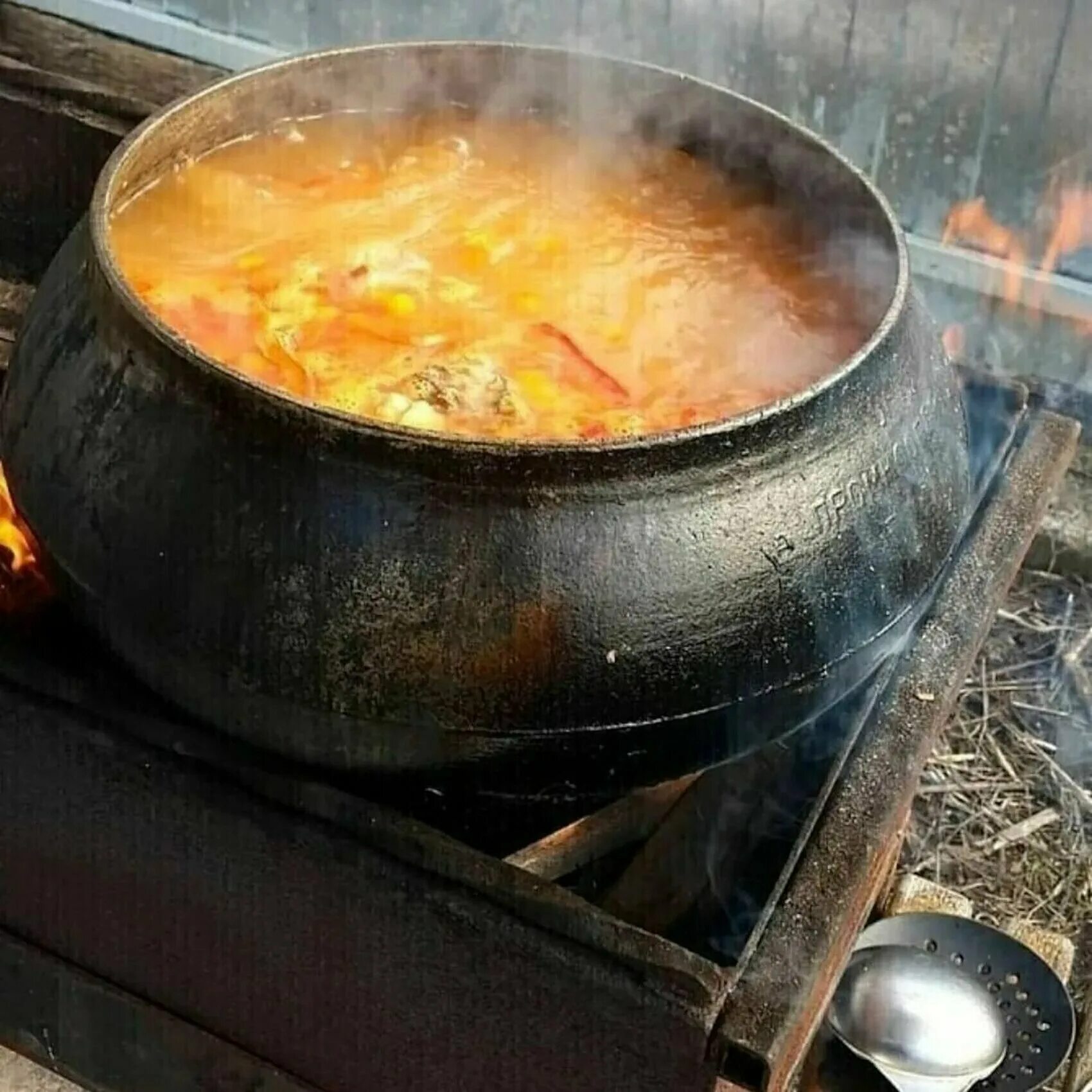 Русская печь чугунки купить. Чугунок в печи. Блюда в чугунке. Чугунок старинный. Чугунки в русской печке.