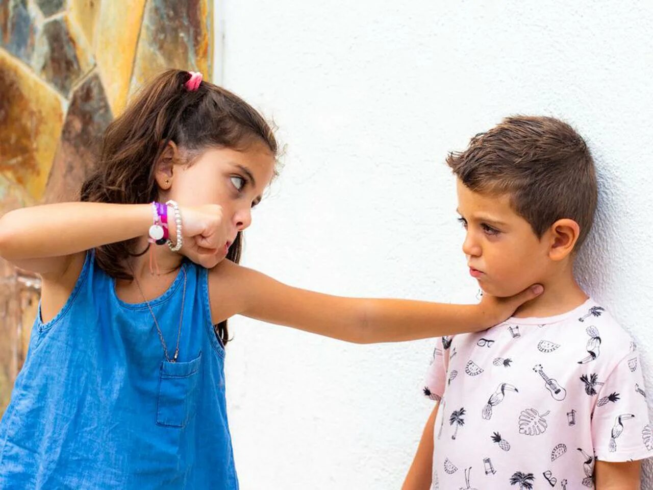 Подростковый возраст. Что делают девочки. Маленькие девочки с косметикой. Мальчик и девочка дерутся. Девочки смеются на улице.