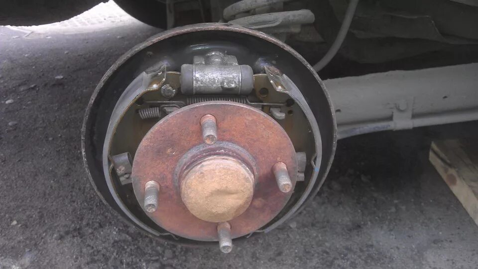 Задние барабаны альмера g15. Задние тормоза ниссан альмера н16. nissan almera g15 задний барабан. задние тормоза ниссан альмера н16 2004г. задние колодки альмера g15.