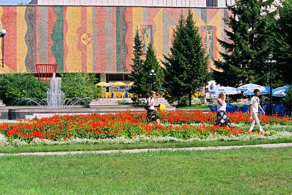 Абакан городской сайт. Театральная площадь Абакан. Столица Хакасии клумбы. Клумбы в Абакане. Клумбы в Абакане 2015 год.