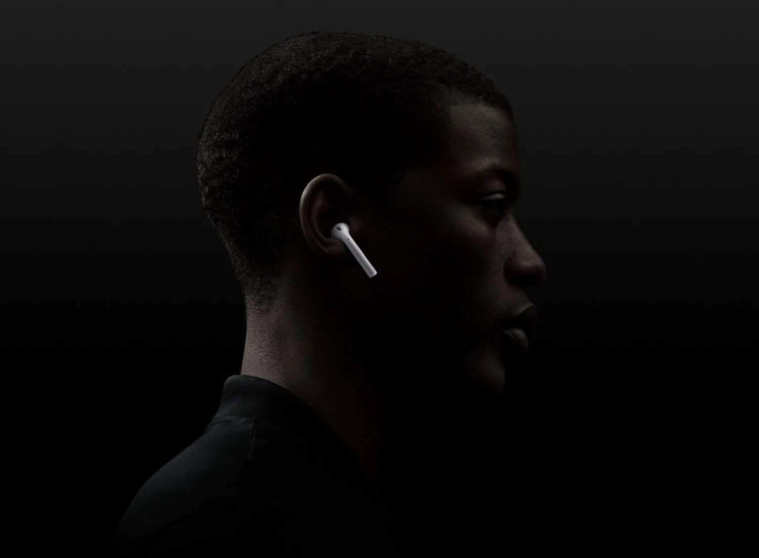 Apple AIRPODS. Беспроводные наушники Apple AIRPODS (2019). Apple AIRPODS 2 на человеке. Black Apple AIRPODS. Поместите оба airpods в уши