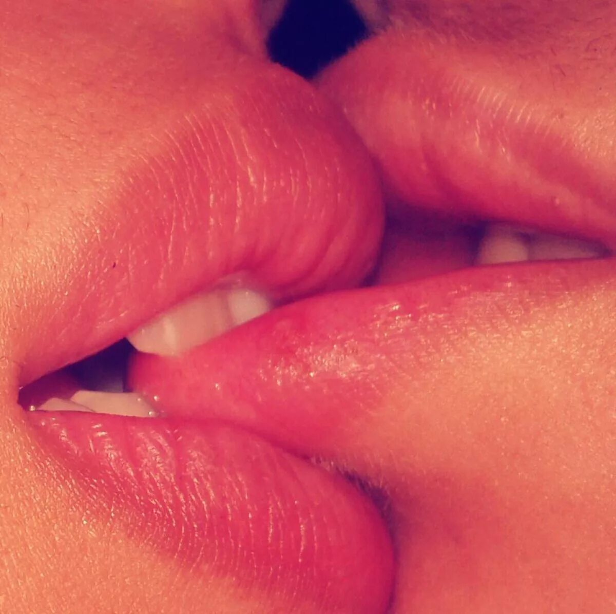 Поцелуй в губы. Поцелуй с языком. Губки девушки. Целуются и лижут друг друга