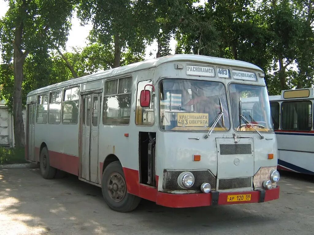 Автобус краснокамск курья. ЛИАЗ 677 Пермь. 205 Автобус Краснокамск. Старые автобусы. Старые автобусы Перми.