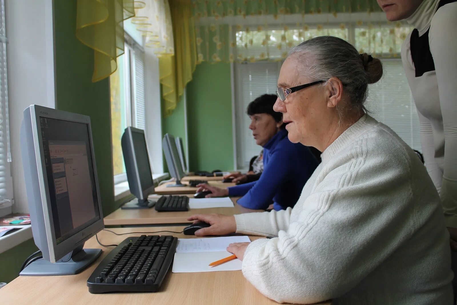 Пожилые люди учатся
