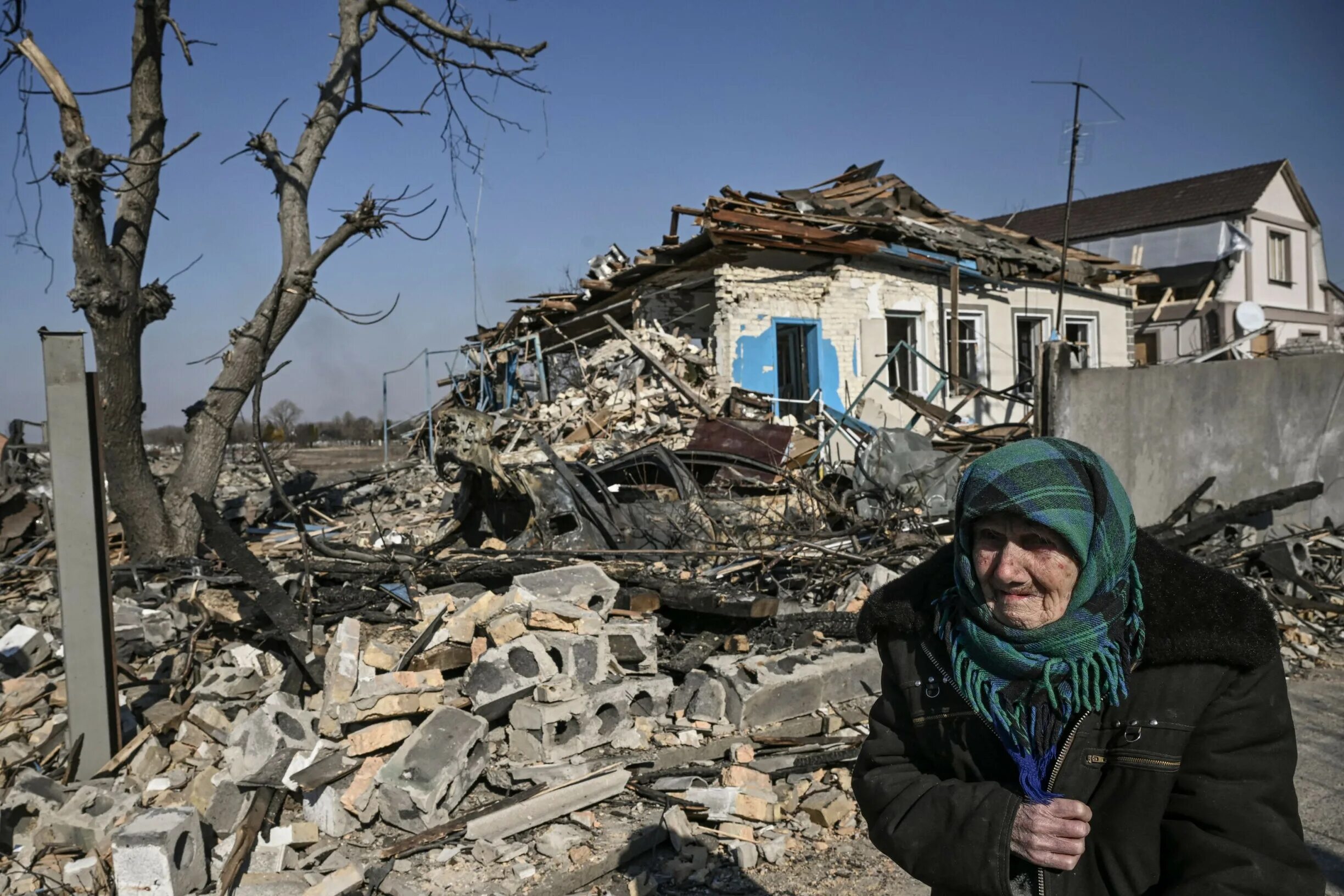 Украинские мирные жители. Разрушенные города Украины. Разрушенный дом.
