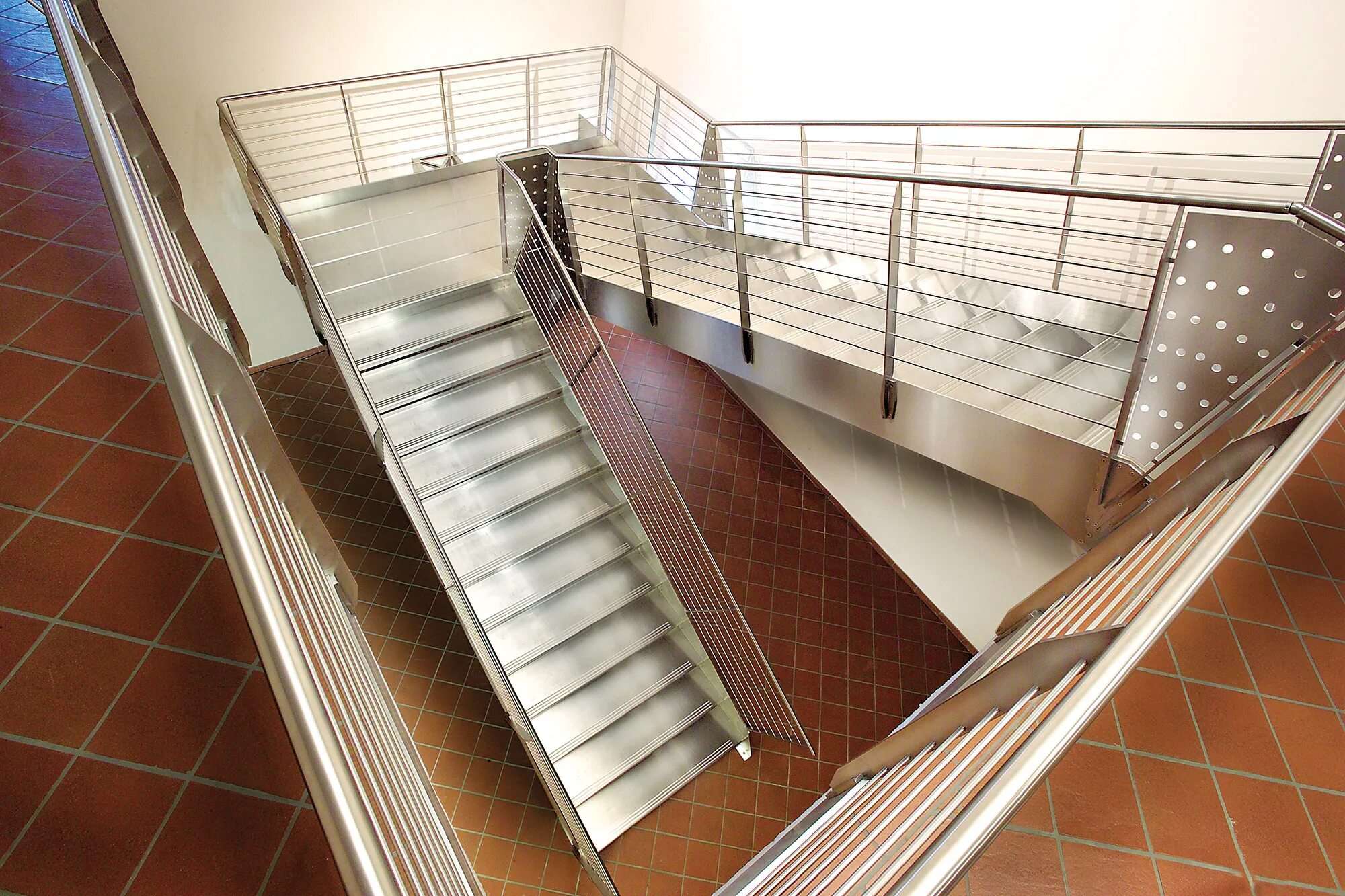 Лестницы нержавейки купить. Маршевые лестницы металлические. Ступени из нержавейки. Лестница из нержавеющей стали. Лестница из нерж.