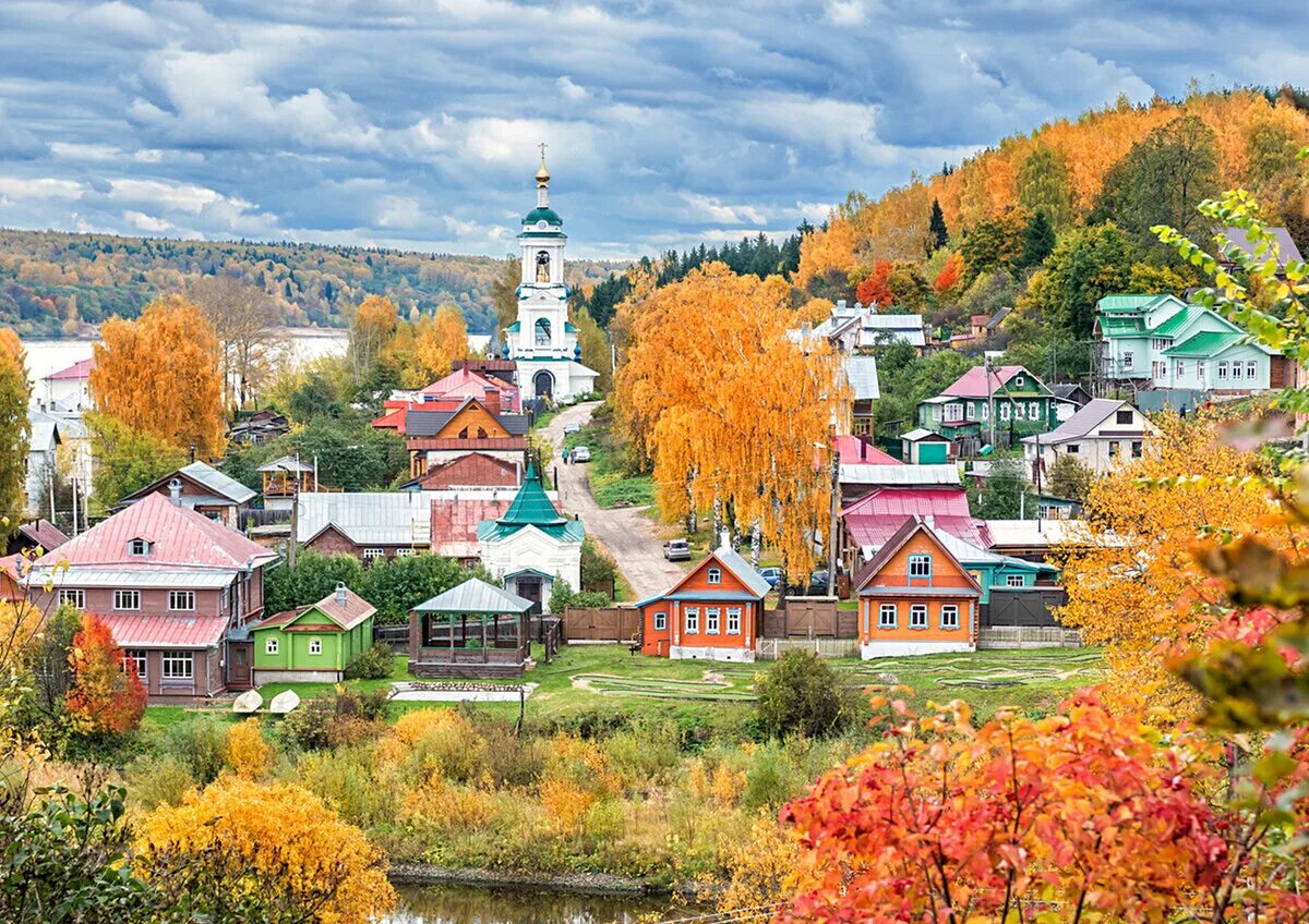 Город Плес Ивановской области. Золотая осень . Город Плес . Ивановская область .. Плес Соборная гора соень. Плес Ярославль осень. Малые города 37