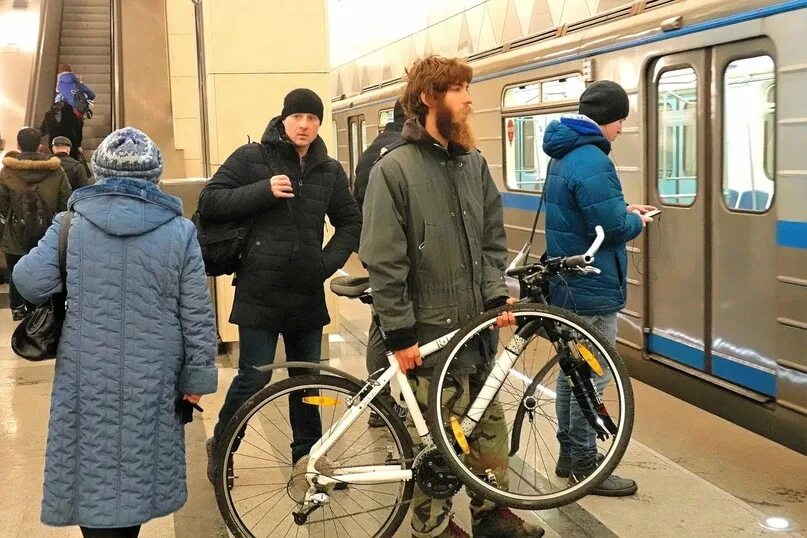 Проезд велосипеда в автобусе. В метро с велосипедом. провоз велосипеда в метро. самокат в метро. перевоз велосипеда в метро.