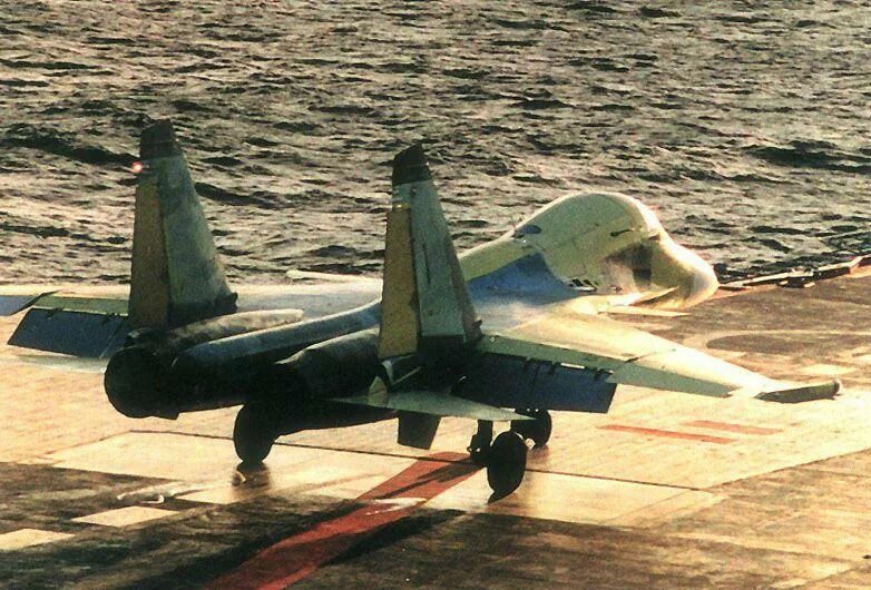 Су 27 палубный. Су 27 палубный. Су палубный истребитель. Су-33 палубный истребитель. Су-33уб кабина.