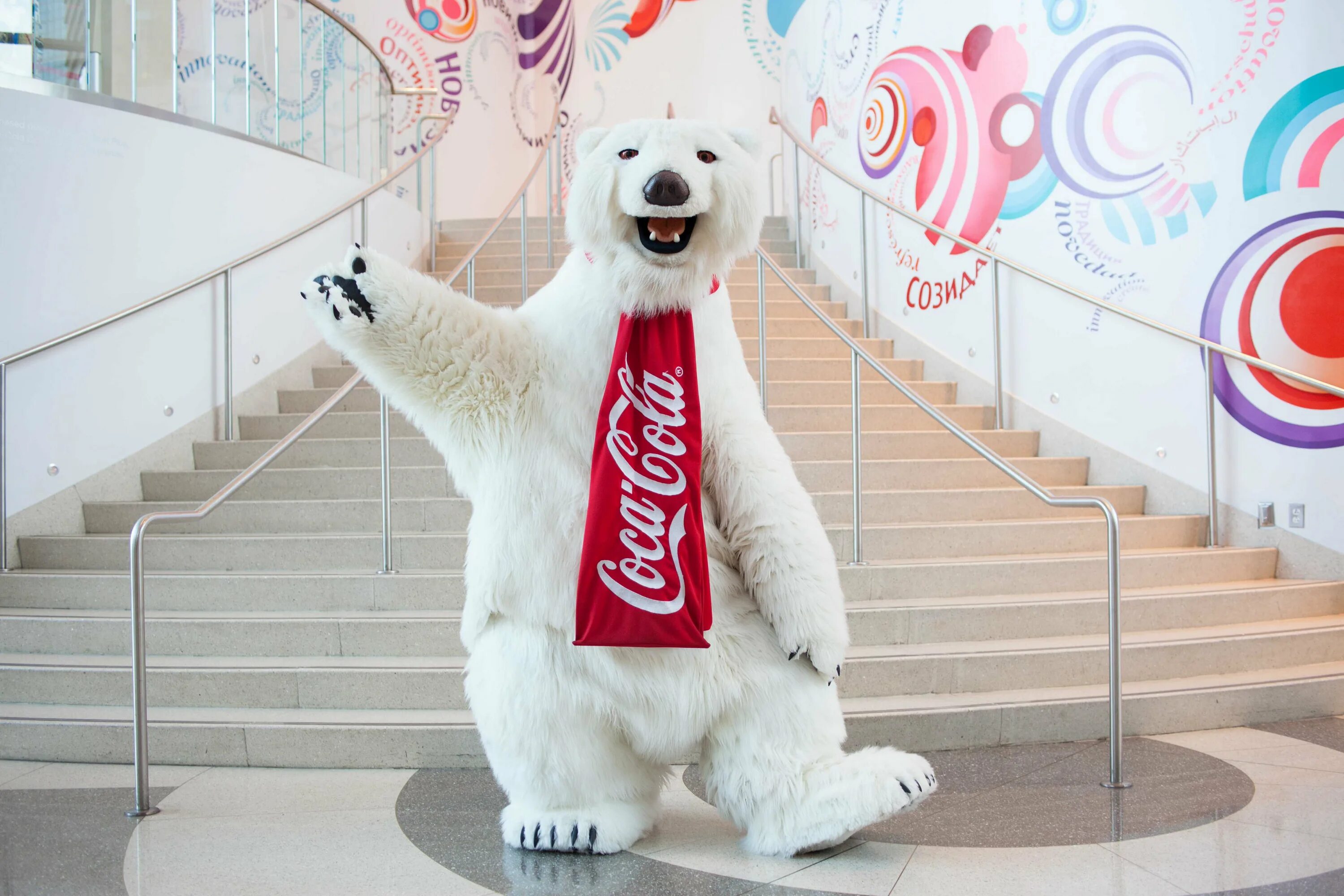 Coca Cola Polar Bear. Ростовая кукла мишка Кока кола. Белый медведь Кока-кола ростовая кукла. Белый мишка Кока кола. Костюмы белых мишек