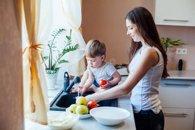 Приходит сын на кухню. Фотосессия мама с сыном на кухне. Молодая мать с сыном 5 лет на кухне. Мать и сын на кухне фото. Сын с мамой хозяйничает.