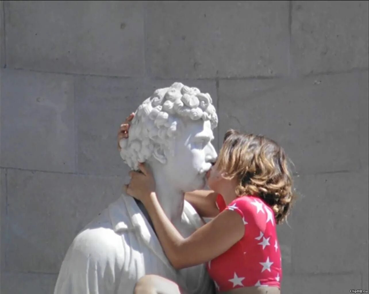 Дяденьки делают тетенька. Воздушный поцелуй. Живые скульптуры дети. Памятник поцелуй. Девушка обнимает статую.