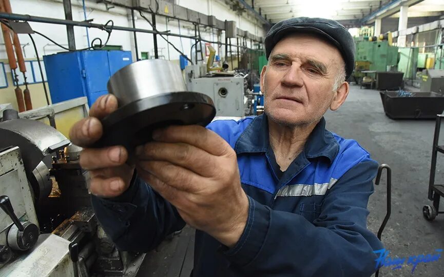 Экскурсия для ветеранов завода № 9 "Увидев свой родной станок..." - Новости - Ад