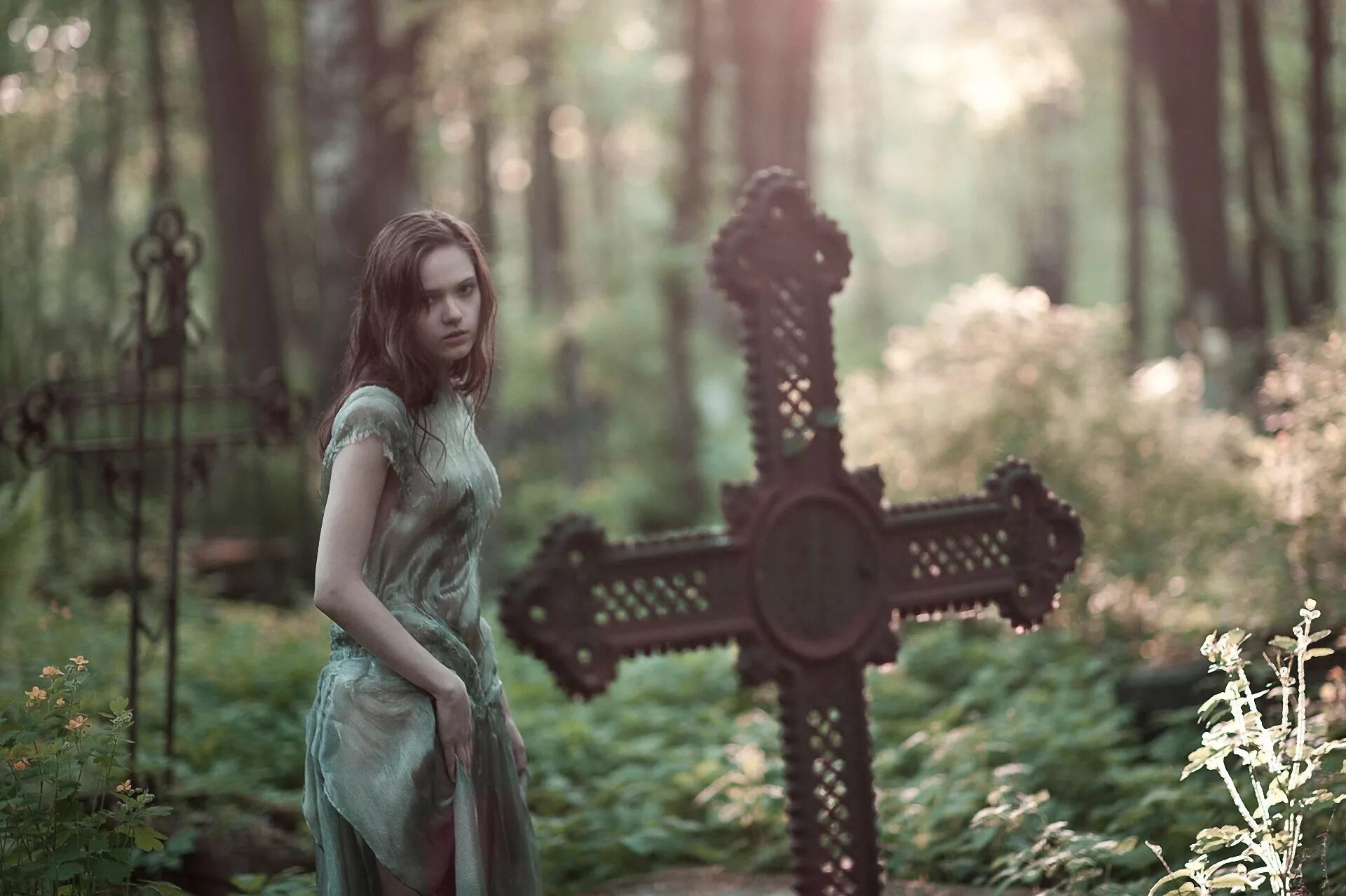 Пошла на кладбище. Девушка на кладбище. фотосессия на кладбище. кладбище женщин. фотосет на кладбище.