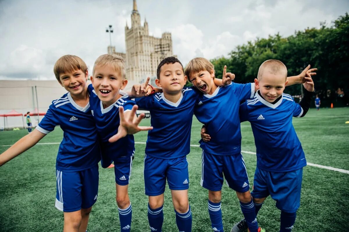 Детский футбольный лагерь. Футбол дети кружок. Футбольная команда мальчиков. Футбол в зале дети. Детские спортивные секции.